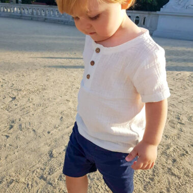 chłopiec ubrany w muślinową bluzkę z krótkim rękawem w kolorze śmietankowym