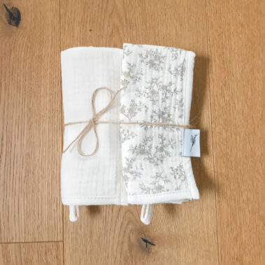 zestaw dwóch ręczników muślinowych w jasnych kolorach